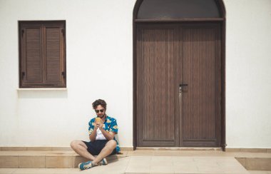 Neşeli adam cep telefonuyla açık 