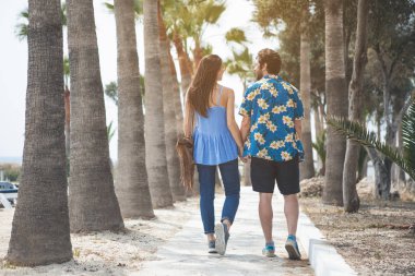 Rahat genç adam ve kadın sokak 