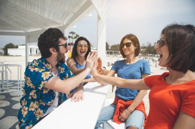 Neşeli genç adam ve kadın plajda eğlenmek 