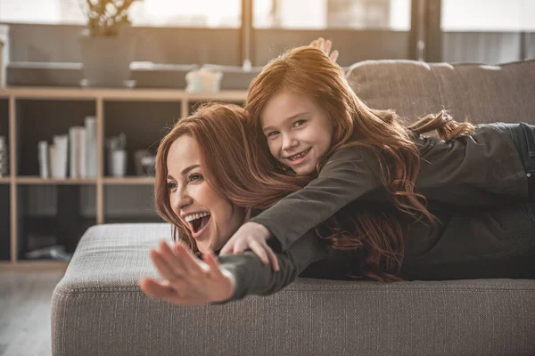 Roztomilé dítě a radost maminka baví doma — Stock fotografie