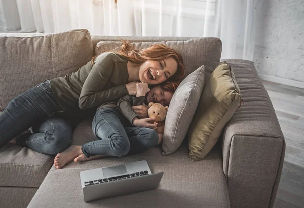 Glückliche Frau und Kind beim Spielen auf dem Sofa — Stockfoto