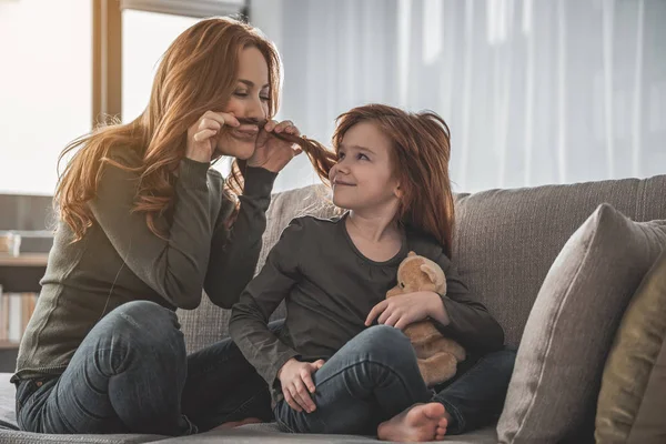 Niña y su mamá se divierten juntas en casa —  Fotos de Stock