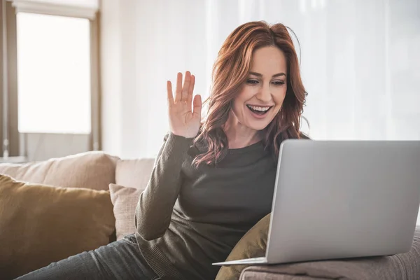 Ung glad kvinna umgås online på hennes dator — Stockfoto