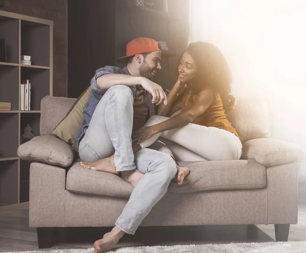 Giovane coppia innamorata sta riposando a casa — Foto Stock