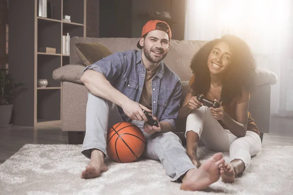 Positive romantische Mann und Mädchen ruhen sich zu Hause aus — Stockfoto