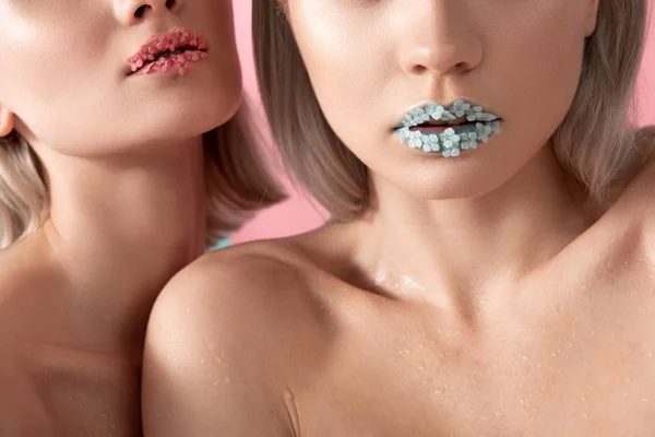 Serene dames met creatieve lip kunst — Stockfoto