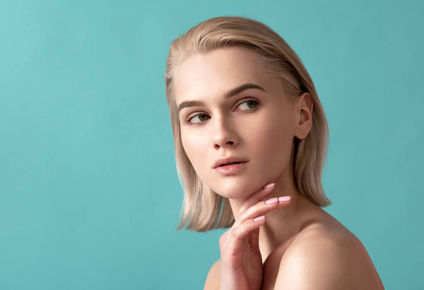 Красивая женщина обожает свое покрытие кожи
