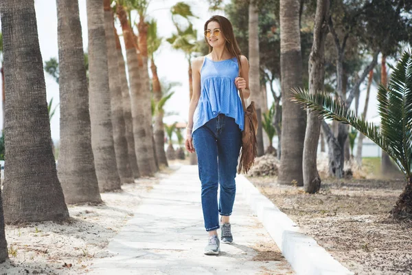 Ragazza spensierata andando lungo il vicolo tropicale — Foto Stock