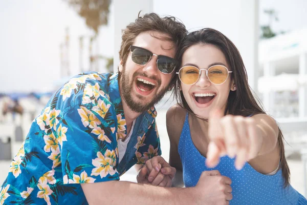 Amantes felizes desfrutando de férias de verão no resort — Fotografia de Stock