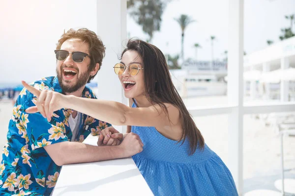 Pareja despreocupada disfrutando de la vista al mar — Foto de Stock