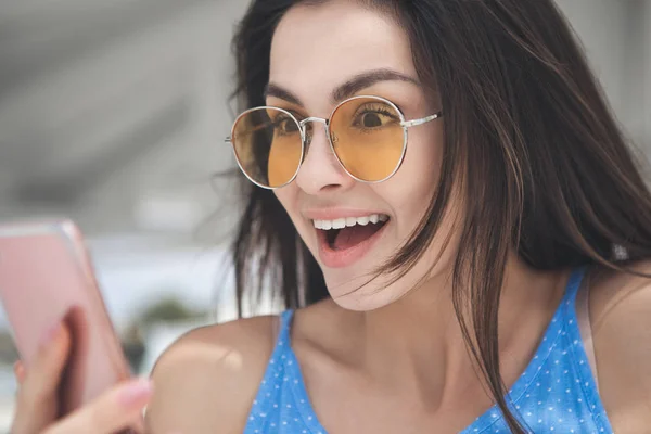 Opgewekt meisje met smartphone op de zomer — Stockfoto