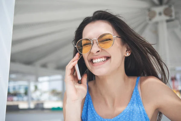 Chica alegre compartiendo sus emociones positivas con un amigo por teléfono inteligente —  Fotos de Stock