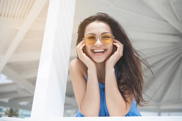 Gelukkig jonge vrouw plezier op zomerhuis — Stockfoto
