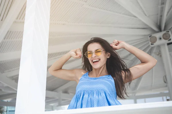 Chica despreocupada divirtiéndose fuera en verano —  Fotos de Stock
