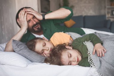' Üzgün baba oğulları uyku yakınındaki bulma