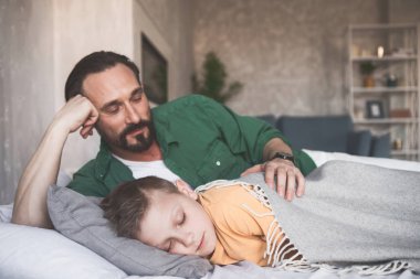 Mutlu baba uyuyan oğlu arıyorsunuz