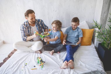 Olumlu baba oğulları ile oynamak