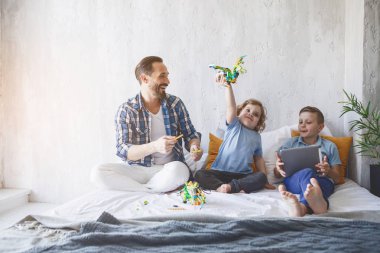 Mutlu çocuk babası ile eğleniyor