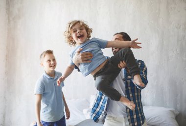 Neşeli üst çocuklarla oynarken