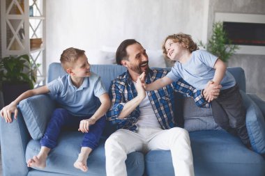 Çocuklarla oynarken memnun baba