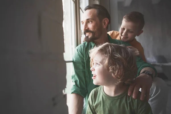 Веселые родители и сыновья смотрят на улице — стоковое фото