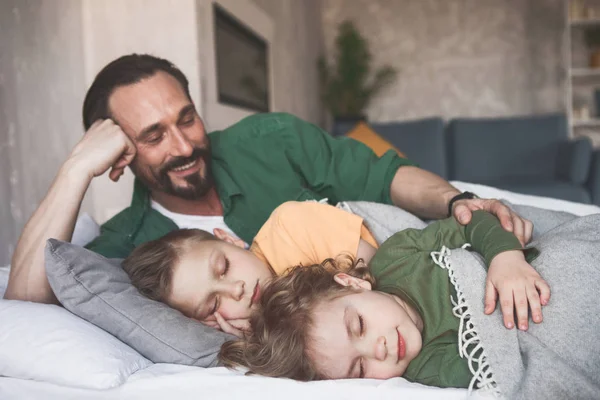 Odchozího otec objímá unavené děti — Stock fotografie