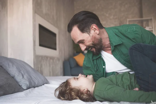 Glad pappa kommunicerar med nöjd son — Stockfoto