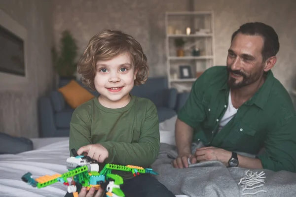 Niño feliz divirtiéndose con papá — Foto de Stock