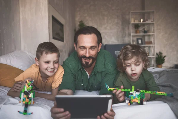 Χαρούμενος ο πατέρας και γιοι βλέποντας στο gadget — Φωτογραφία Αρχείου