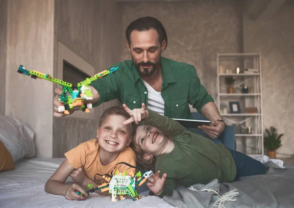 Beaming crianças brincando com o pai — Fotografia de Stock