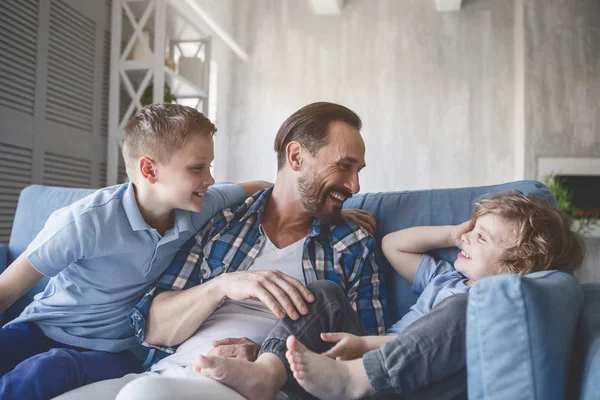 Positieve papa praten met tevreden kinderen — Stockfoto