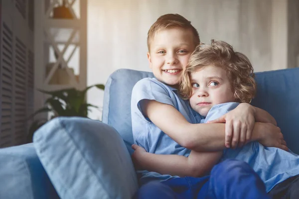 Niños alegres abrazándose unos a otros — Foto de Stock