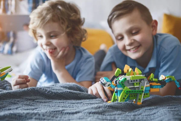 Lieto che i bambini si divertano con i giocattoli di plastica — Foto Stock