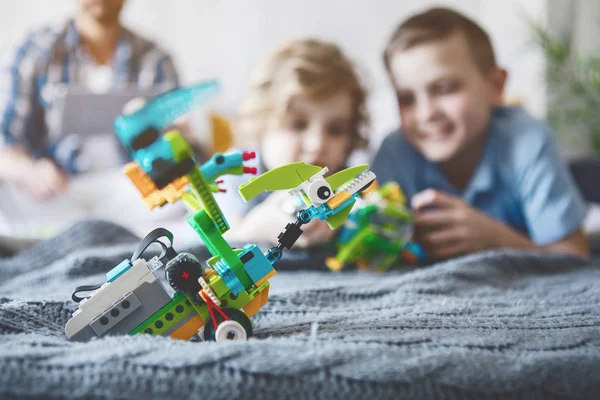 Bambini in uscita che giocano con piccoli robot — Foto Stock