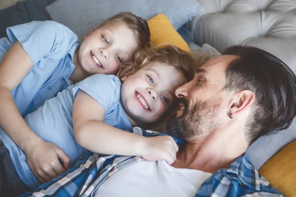 Щасливі сини обіймають щасливого батька — стокове фото