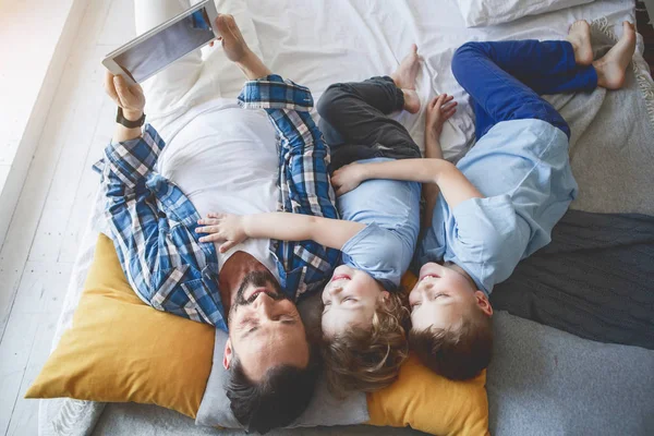 Olumlu baba ve çocuklar cihaz izlerken