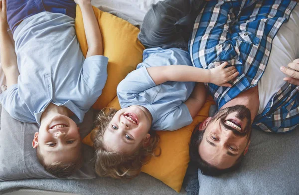 행복 한 아이 들과 함께 쉬고 나가는 아빠 — 스톡 사진