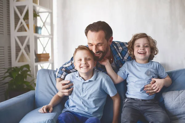 Sorrindo pai e crianças otimistas — Fotografia de Stock