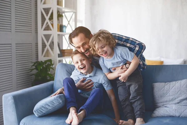 Padre uscente e figli sorridenti — Foto Stock