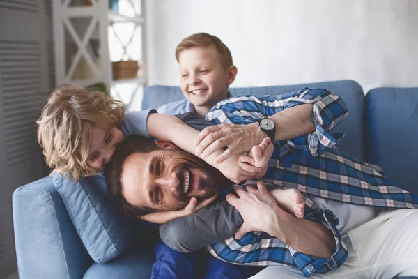 Papá saliente y niños radiantes — Foto de Stock