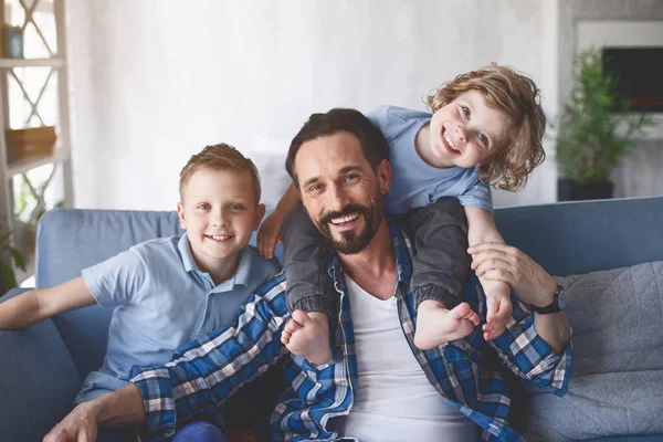 Optimistické děti a šťastný táta — Stock fotografie