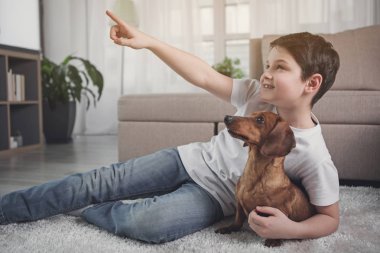 Mutlu çocuk ve köpek yavrusu birlikte rüya