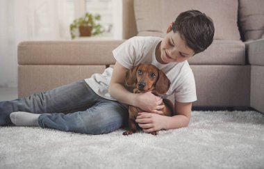 Kaygısız çocuk aşk köpeğiyle sarılma