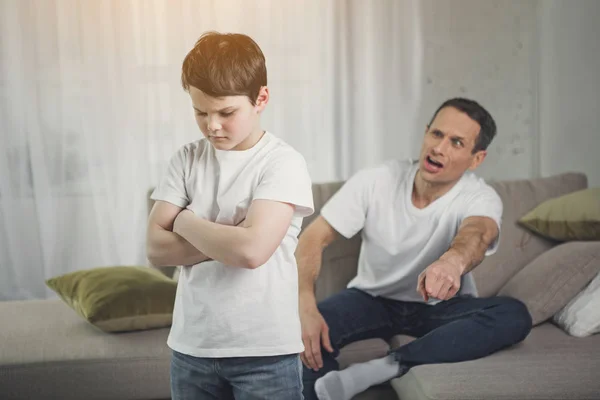 Trauriger Junge hört wütenden Papas Schreie zu — Stockfoto