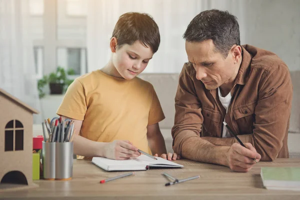 Amistoso padre e hijo pasando tiempo juntos — Foto de Stock