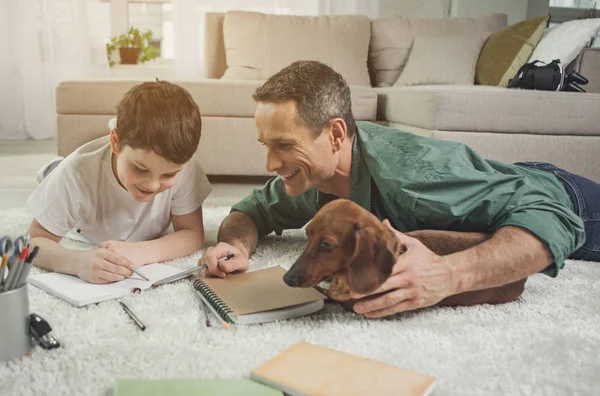 Feliz padre enseñando matemáticas en casa — Foto de Stock