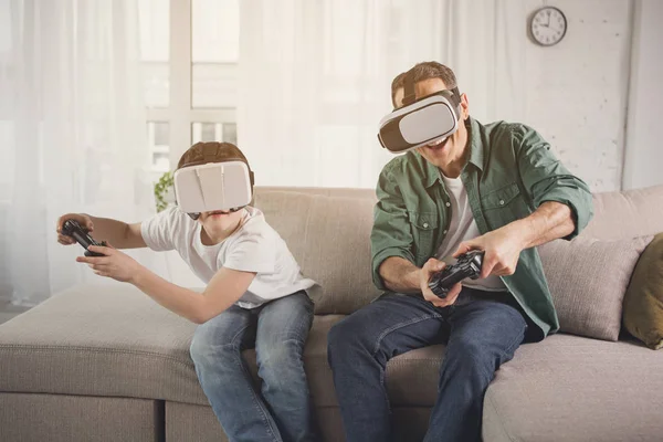 Feliz padre e hijo jugando videojuego — Foto de Stock