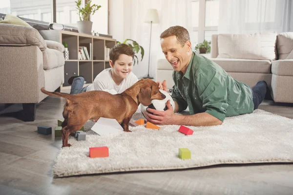 Feliz padre e hijo jugando al fútbol con el cachorro — Foto de Stock