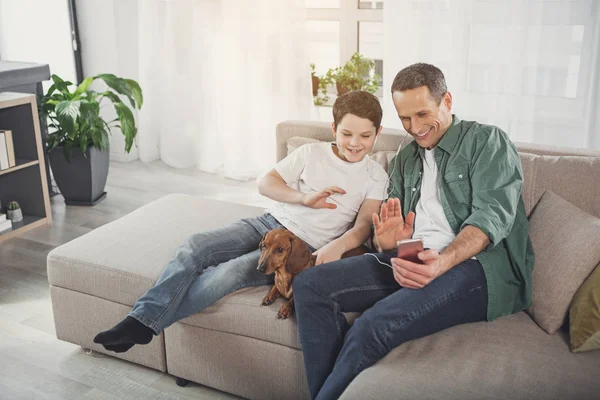 Feliz padre e hijo teniendo comunicación por Internet en casa — Foto de Stock