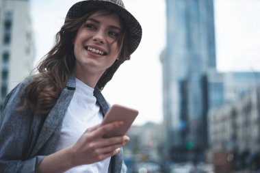 Neşeli Bayan smartphone dışında kullanıyor